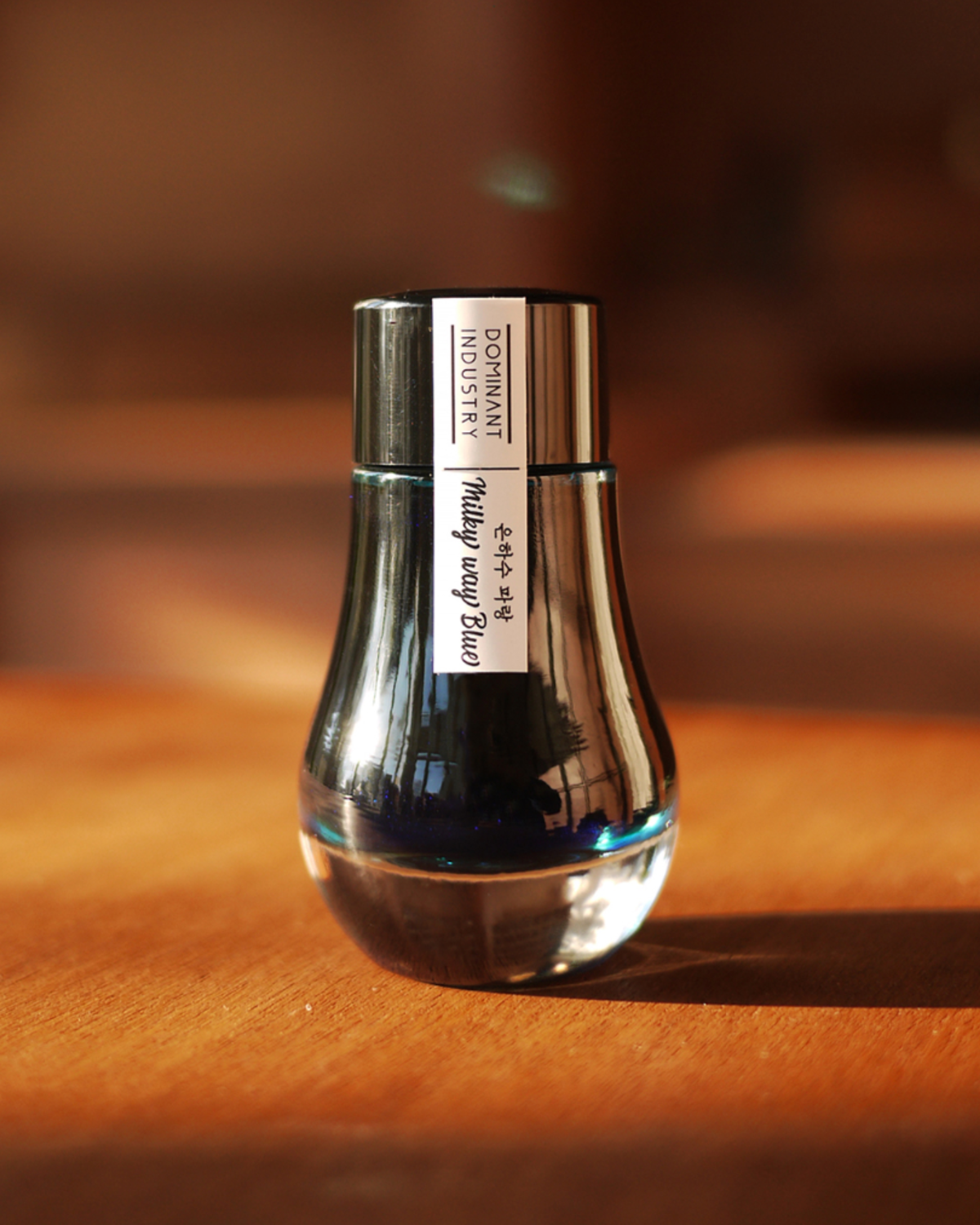 Dominant Industry Perle 006 Milky Way Blue – Encre pour stylo-plume 25 ml (paillettes et reflet métallique)
