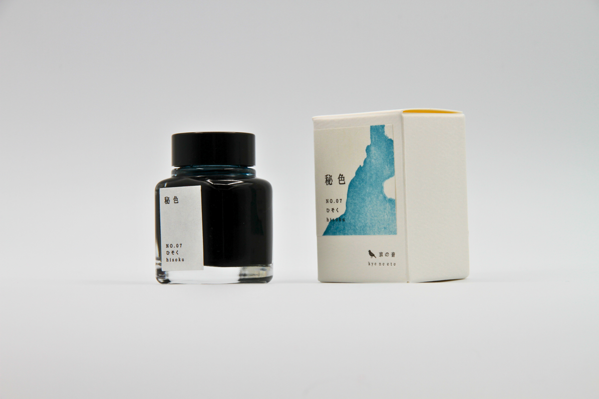 TAG Stationery Kyo No Oto Hisoku (秘色) — Bleu-Vert Céladon Brumeux avec Nuançage Expressif Encre pour Stylo Plume (40ml)