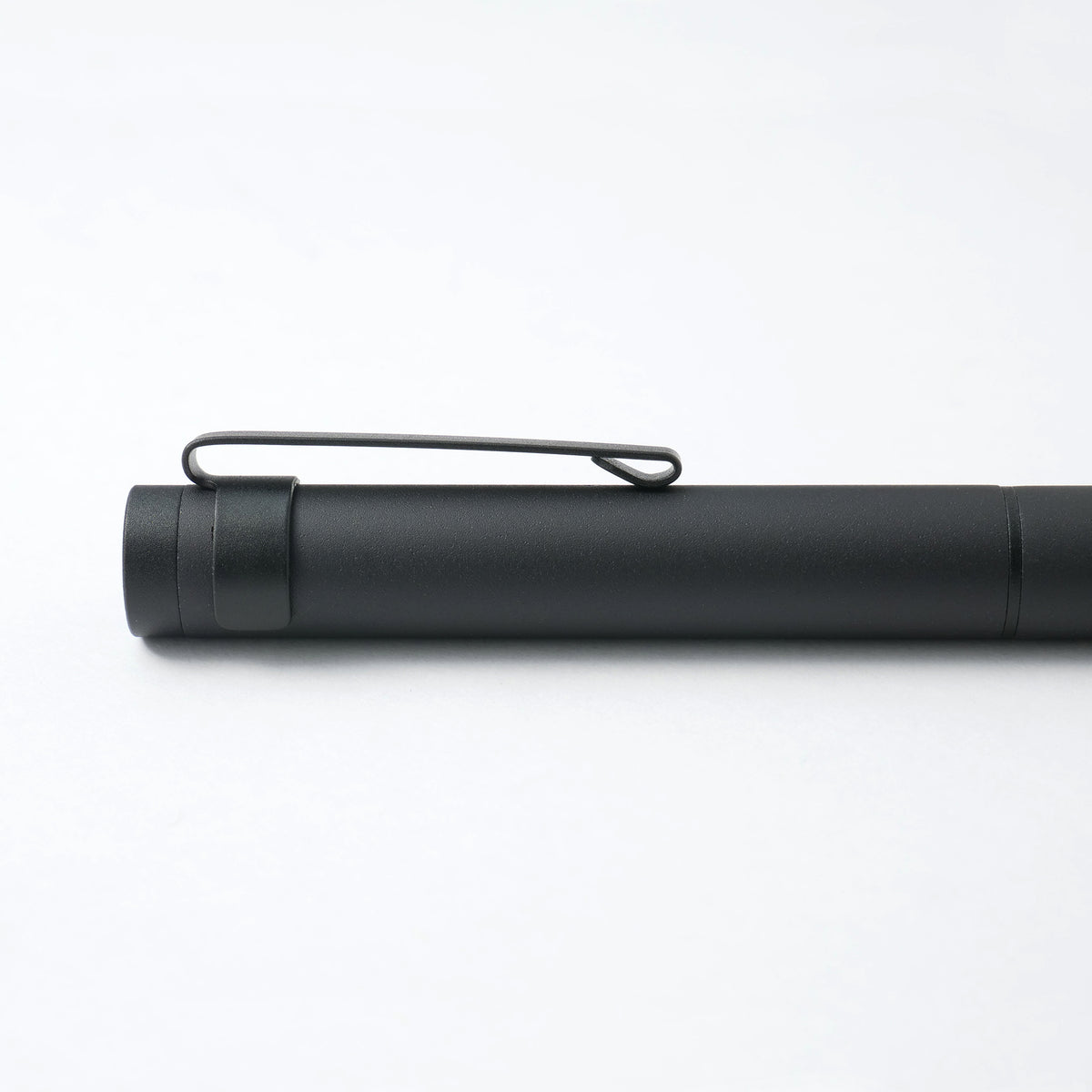 Stylo-Plume Aluminium Kakimori — Corps Noir Mat à Plume Allemande F/M Interchangeable, Fabriqué au Japon
