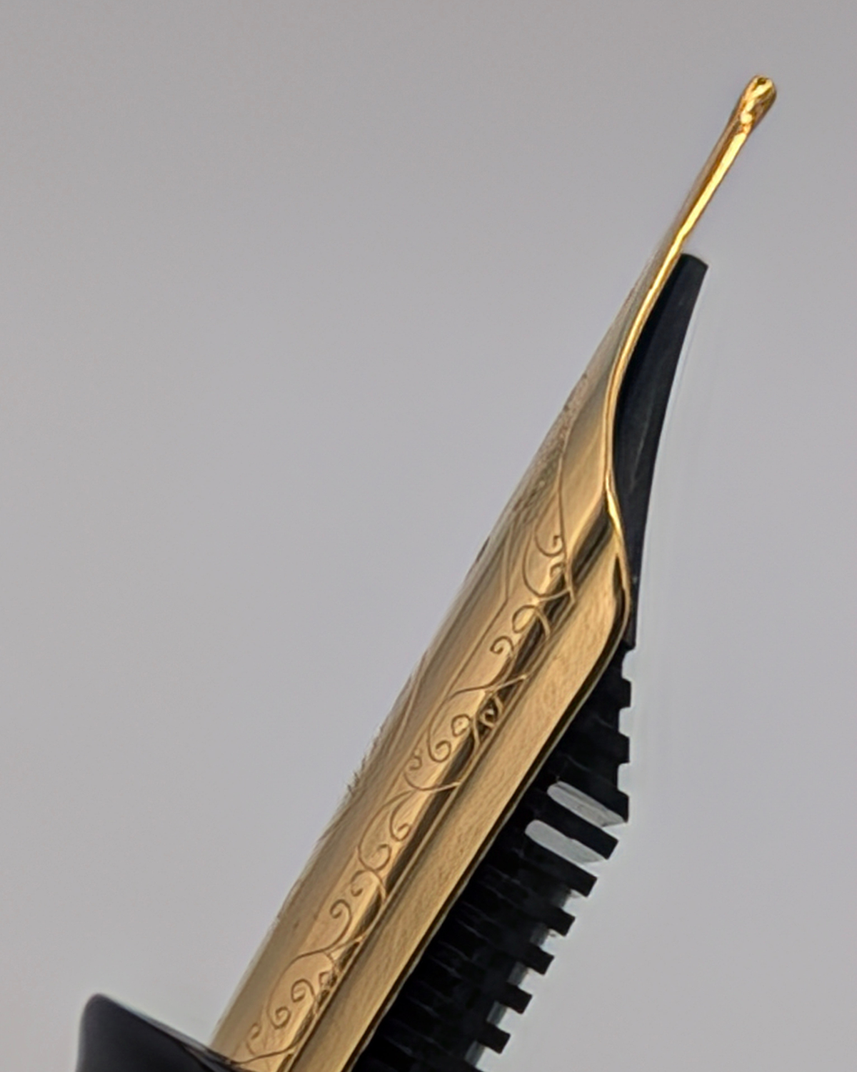 Side view of the nib and feed of the Liberum Star Shine fountain pen
