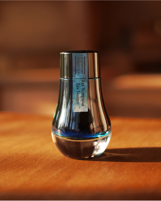 Dominant Industry Perle 027 Les Nymphéas : les Nuages — Encre Stylo Plume Bleu Pâle, Paillettes Roses & Reflet métallique nacré (25ml)