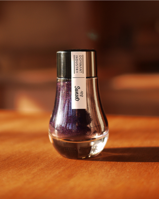 Dominant Industry Perle 020 Coucher de Soleil (Sunset) — Encre Stylo Plume Lavande Douce, Paillettes Dorées & Reflet Métallique Bleu (25ml)