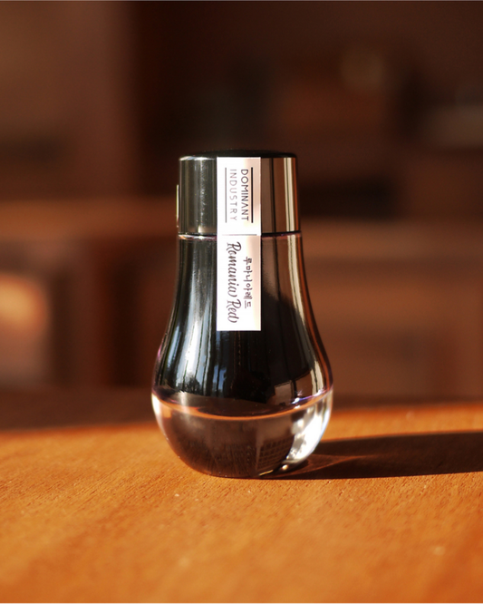 Dominant Industry Standard 101 Rouge Roumanie (Romania Red) — Encre Stylo Plume Rouge Profond, Reflet Brun (25ml)
