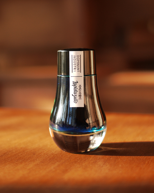 Dominant Industry Perle 019 Lapis Lazuli — Encre Stylo Plume Bleu Cobalt, Paillettes Bleues & Reflet Métallique Rose (25ml)