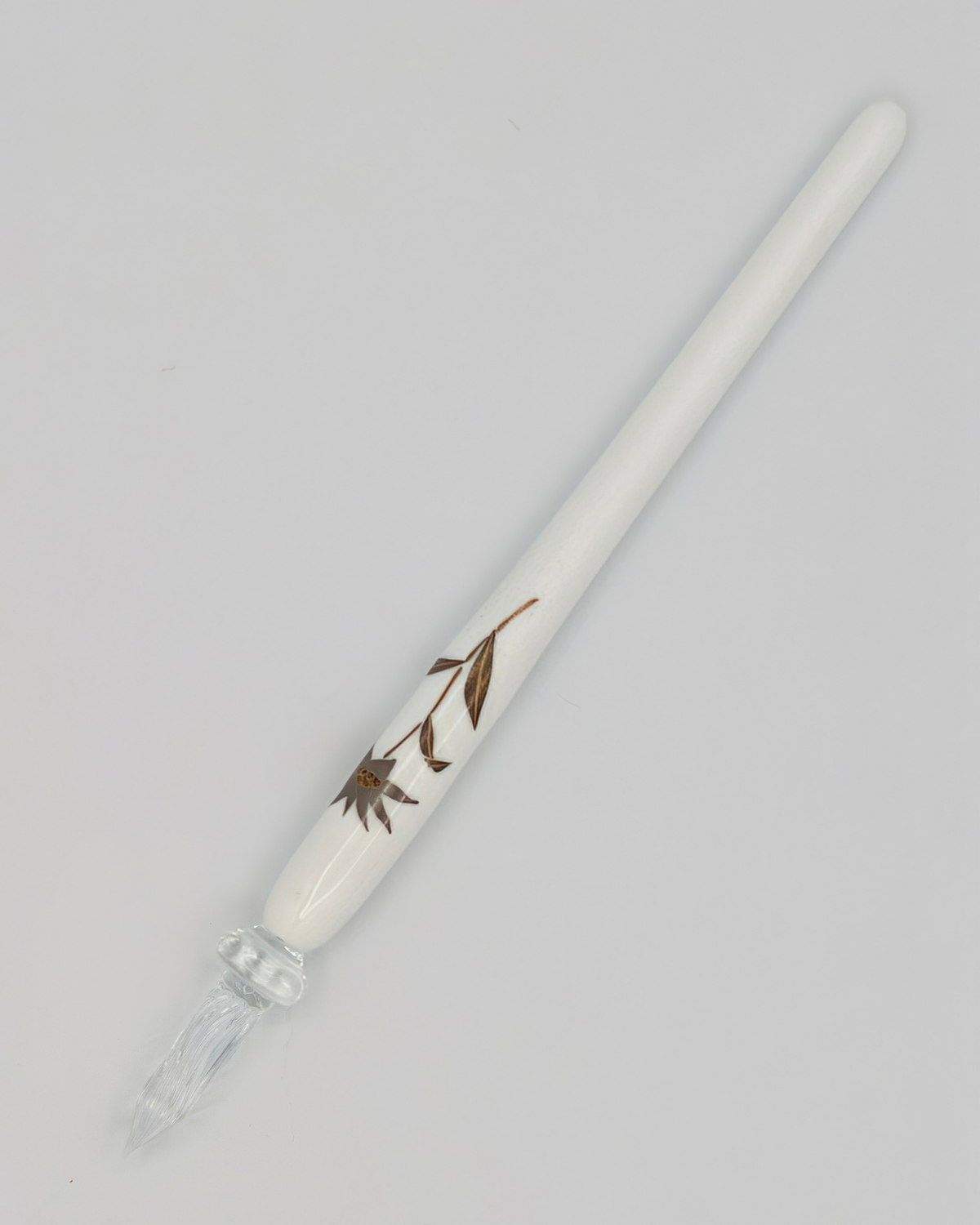 Matsubokkuri - Maki-e Hayachine Usuyukisou (White) | Glass Pen
