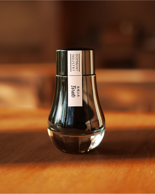 Dominant Industry Standard 105 Forêt (Forest) — Encre Stylo Plume Vert Forêt Profond, Reflet Rouge (25ml)
