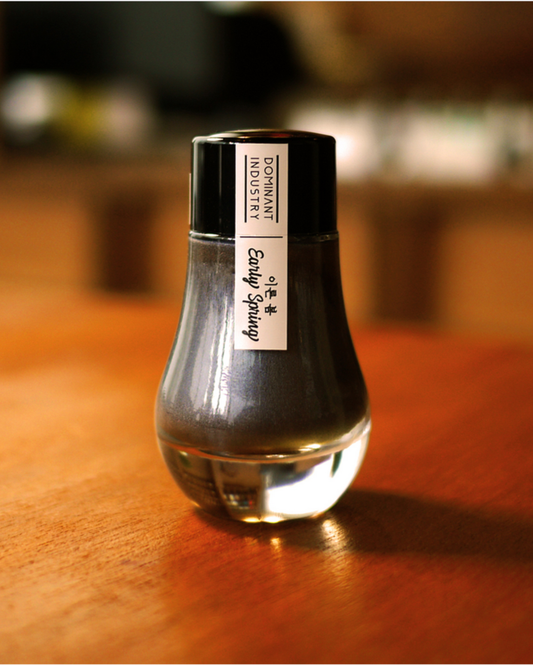 Dominant Industry Perle 022 Début de Printemps (Early Spring) — Encre Stylo Plume Gris Rose Froid, Paillettes Or Rose & Nuançage Vert (25ml)