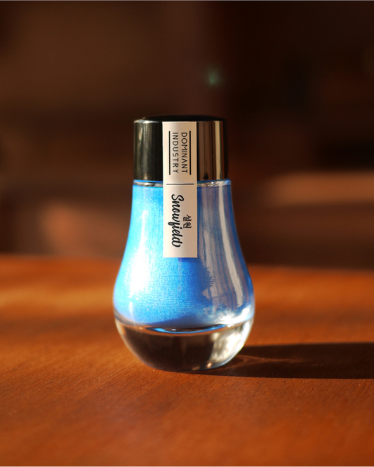 Dominant Industry Perle 021 Champ de Neige (Snowfield) — Encre Stylo Plume Bleu Pâle, Paillettes Argentées (25ml)