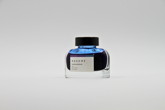 TAG Stationery Kasane Luminous Dusk — Violet-Bleu Crépusculaire avec Paillettes Dorées et Nuançage Expressif Encre pour Plume Trempée et Pinceau (25ml)