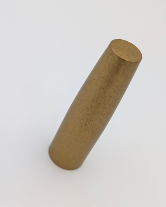 Clipless stone-washed brass cap of the Liberum Volucris fountain pen