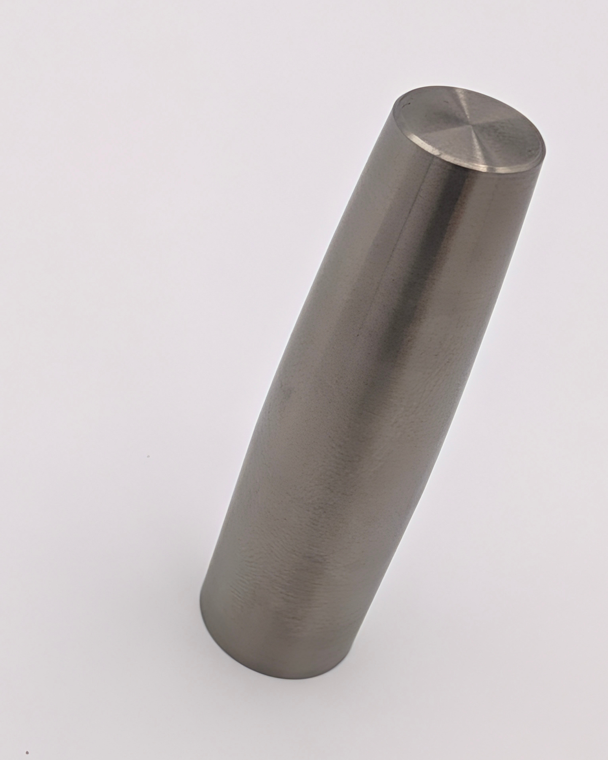Clipless titanium cap of the Liberum Volucris Vac Titanium fountain pen