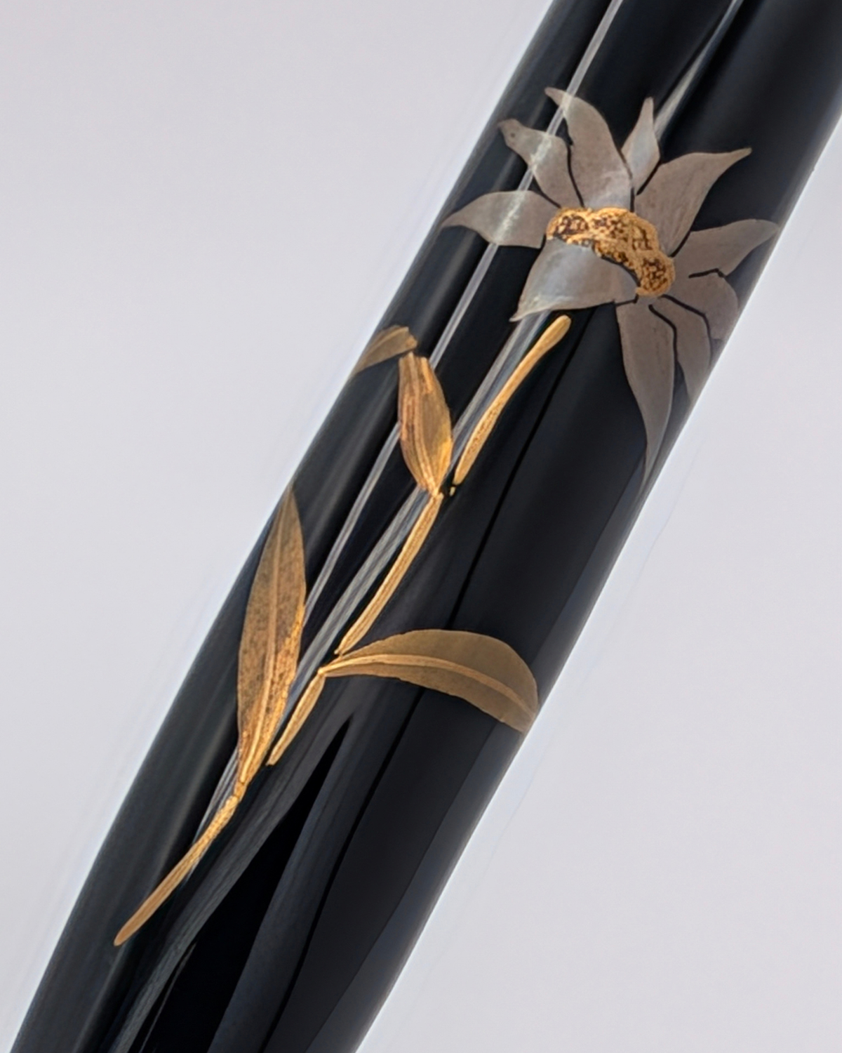 Matsubokkuri - Maki-e Hayachine Usuyukisou (Noir) | Stylo en verre