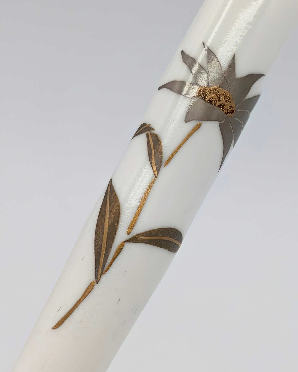 Matsubokkuri - Maki-e Hayachine Usuyukisou (White) | Glass Pen