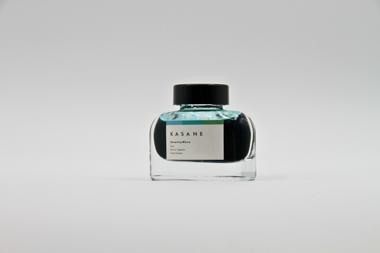 TAG Stationery Kasane Serenity Wave — Encre pour plume trempée et pinceau bleu aqua-seafoam avec paillettes bleues et nuançage expressif (25ml)