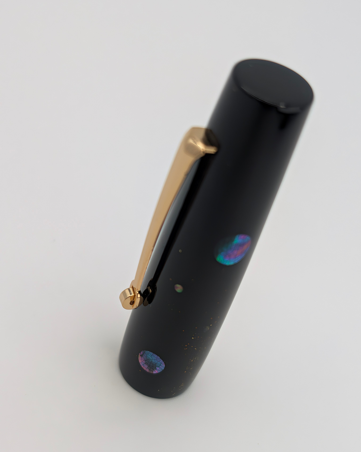 Liberum Star Shine cap showing iridescent mother-of-pearl discs and gold powder