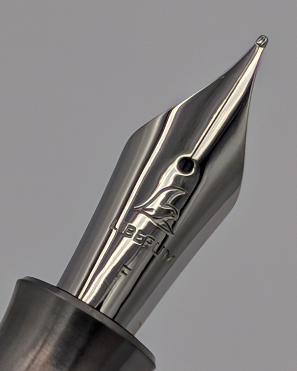 Close-up of the Liberum steel nib and tipping on the Volucris Vac Titanium