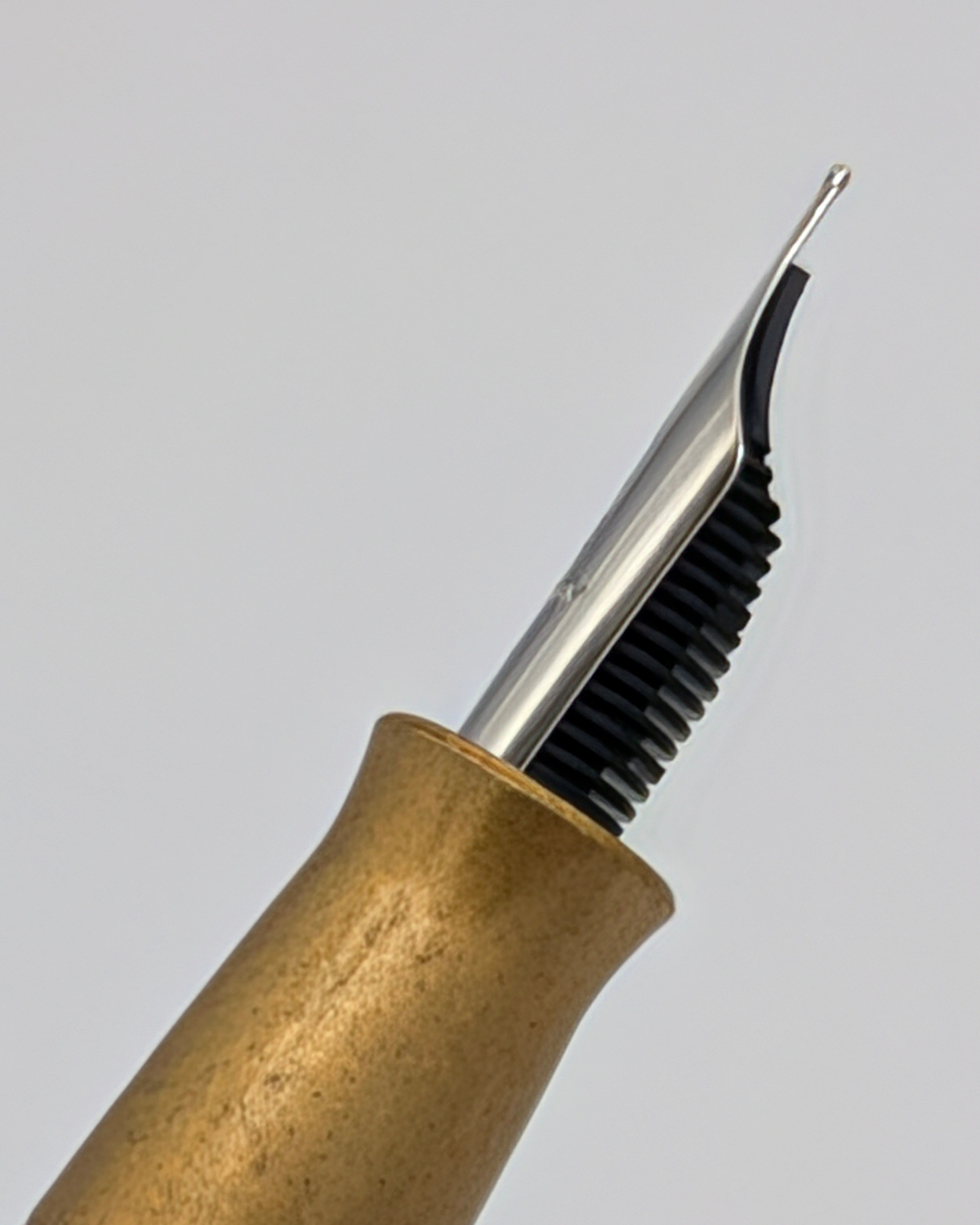 Side view of the nib unit and feed of the Liberum Volucris Brass Stone Washed