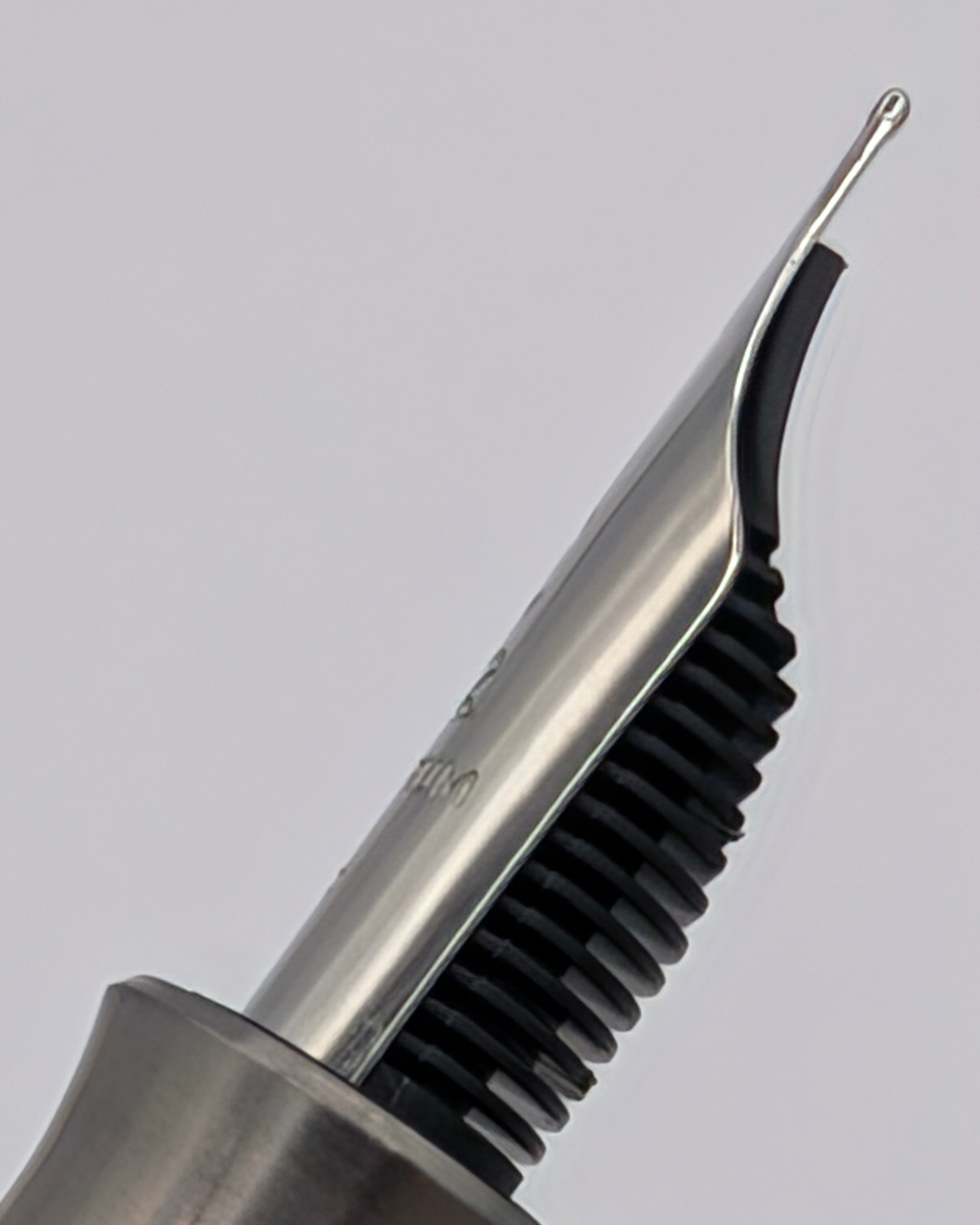 Side view of the nib unit and feed of the Liberum Volucris Vac Titanium