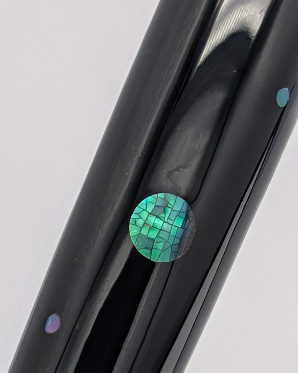 Macro of a green mother-of-pearl disc inlaid in the Liberum Star Shine barrel